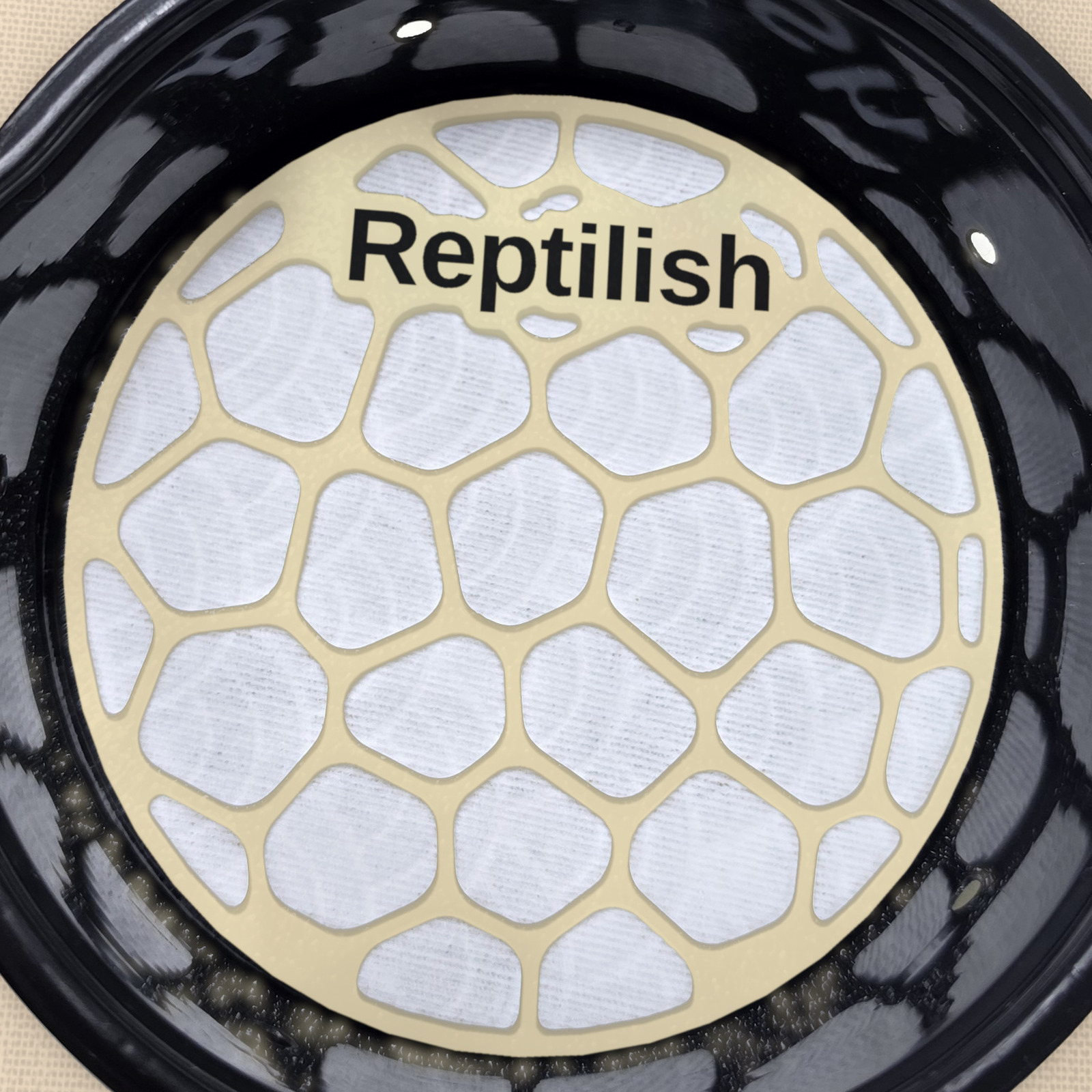 放在布丁杯裡、沙漠棕且有刻字的圓形 Pebble Plate